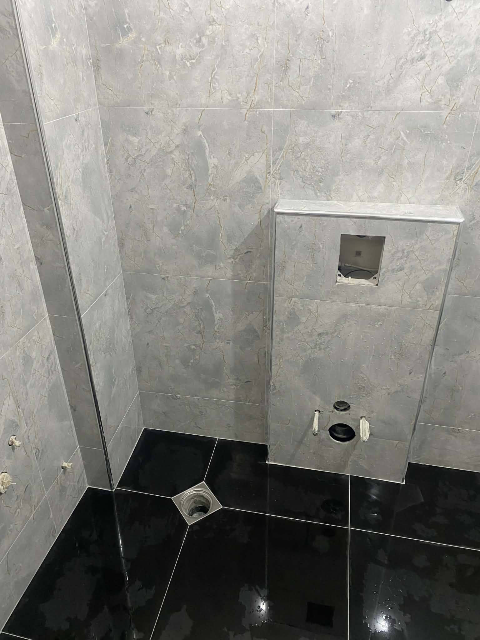 Поставување керамички плочки во купатило — фотографија 31